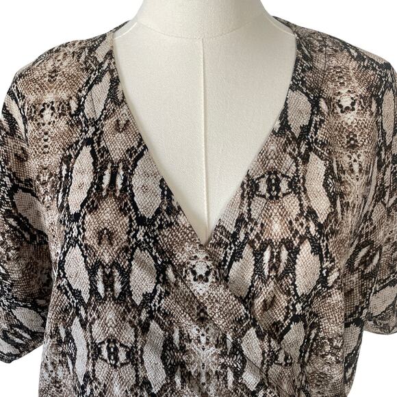 Blu Pepper Animal Print V-Neck Wrap Blouse Short Sleeve Size Large - Picture 2 of 8